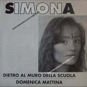 DIETRO AL MURO DELLA SCUOLA / DOMENICA MATTINA