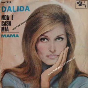 NON E' CASA MIA / MAMA