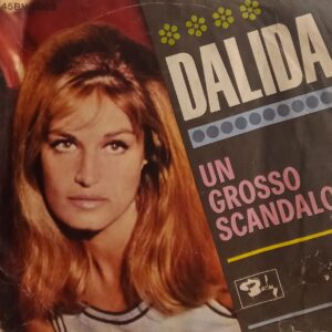 UN GROSSO SCANDALO / IL SILENZIO ( versione vocale )